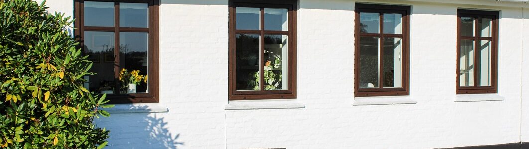 Dannebrog drejekip vindue i brun folie
