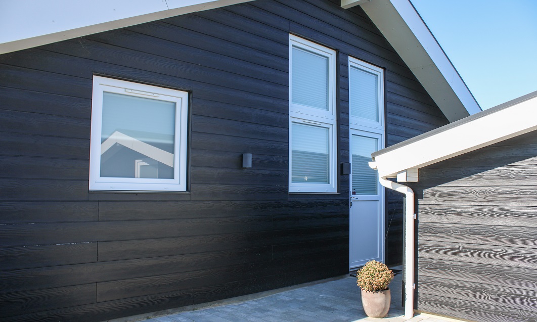 Vedligeholdelseslette vinduer og døre til sommerhus i vedligeholdelsesfri PVC